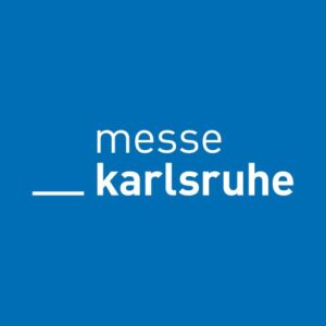 messe-karlsruhe_Logo-auf-Quadrat-mittig_ZweiZeilen_weiss-auf-blau_RGB-512x512px-300x300